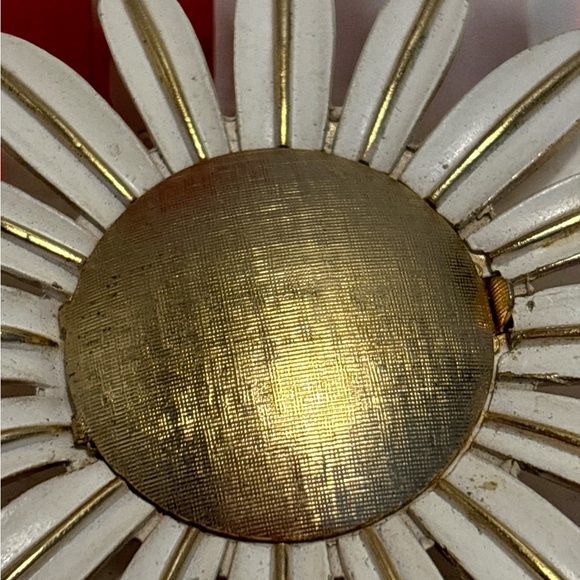 🛍️3 for $25🛍️ Avon Gold Tone White Enamel Floral Perfume Brooch 2-5/8” - Picture 4 of 8